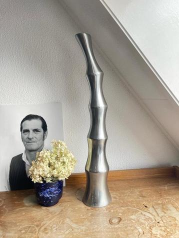 Zilverkleurige Design Vaas beschikbaar voor biedingen