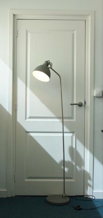Staande  lamp beschikbaar voor biedingen