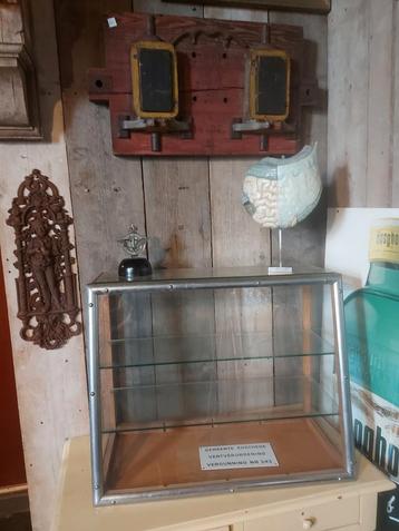 Antieke toonbank vitrine met schuifdeurtjes  bakkersvitrine beschikbaar voor biedingen