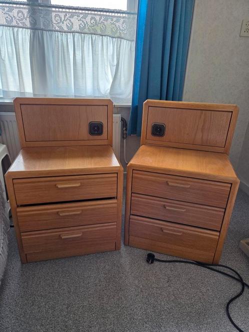 2x Hulsta vintage nachtkastjes jaren 70, Huis en Inrichting, Slaapkamer | Nachtkastjes, Zo goed als nieuw, Hout, Ophalen
