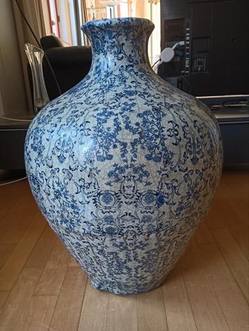 Grote keramische vaas met Oosters blauw motief hoog 60 cm beschikbaar voor biedingen