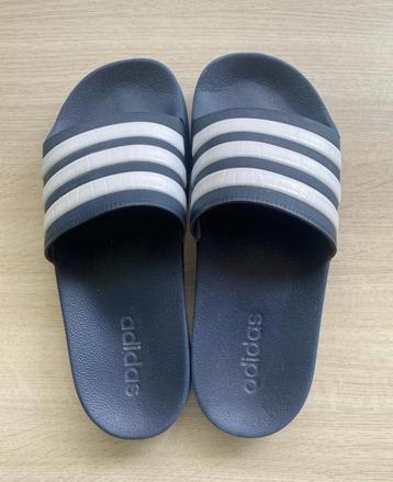 Te koop Adidas Slippers beschikbaar voor biedingen