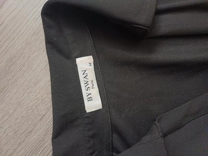 Zwarte jurk van By Swan Paris - Maat M, Kleding | Dames, Jurken, Zo goed als nieuw, Maat 38/40 (M), Zwart, Knielengte, Ophalen of Verzenden