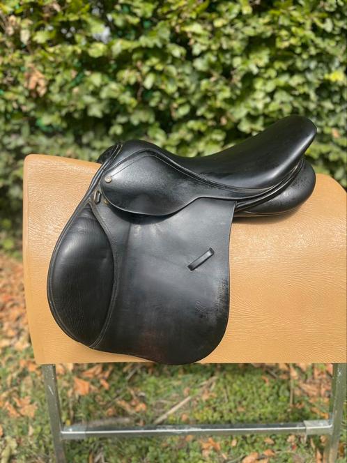 Primiere springzadel 17,5 inch (passervice incl op maat), Dieren en Toebehoren, Paarden en Pony's | Zadels, Gebruikt, Dressuur