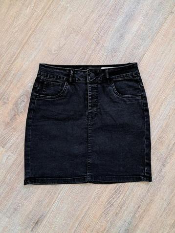 Spijkerrokje beschikbaar voor biedingen