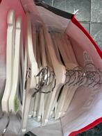 Gratis kledinghangers hout en plastic 60 stuks, Kleding | Dames, Kledinghangers, Ophalen, Gebruikt, Hout, Volwassenen