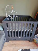 Box met boxkleed en muziekmobiel, Ophalen