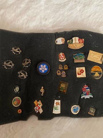 Verschillende broches beschikbaar voor biedingen