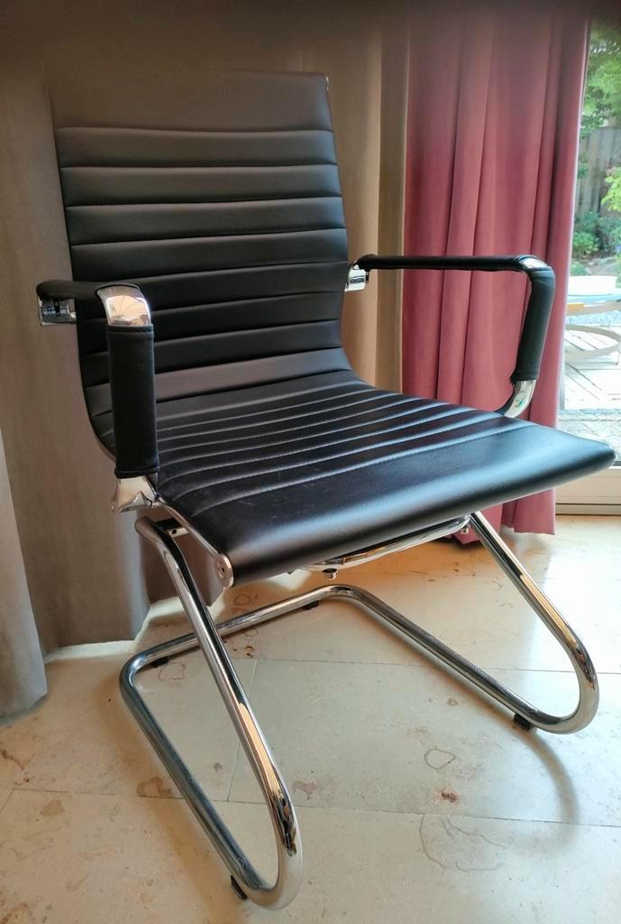 Drie Stijlvolle Stoelen. per stuk 25 euro., Huis en Inrichting, Stoelen, Gebruikt, Drie, Leer, Metaal, Zwart, Ophalen of Verzenden