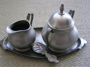 Tinnen suiker- en melkset met suikerschep. beschikbaar voor biedingen