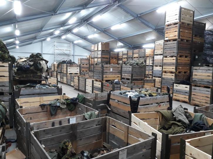Grote partijen leger kleding (palletboxen kleding), Verzamelen, Militaria | Algemeen, Landmacht, Kleding of Schoenen, Nederland