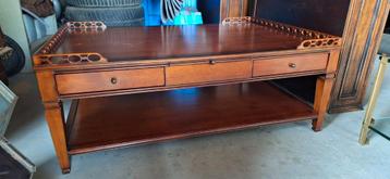 Salontafel groot rood bruin klassiek fraai houtsnijwerk beschikbaar voor biedingen