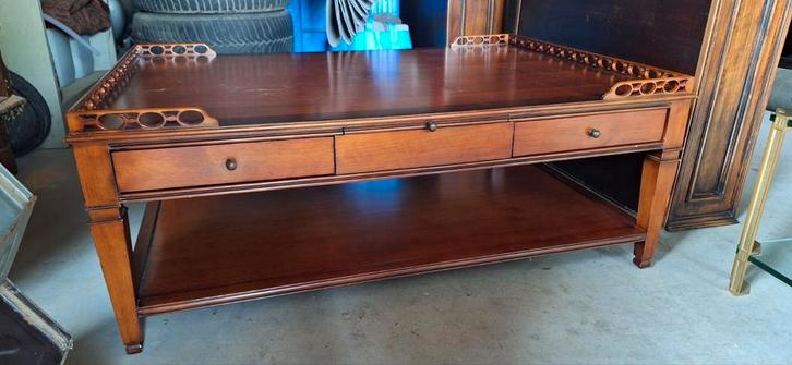 Salontafel groot rood bruin klassiek fraai houtsnijwerk, Huis en Inrichting, Tafels | Salontafels, Zo goed als nieuw, Minder dan 50 cm