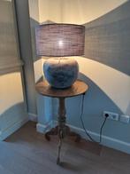 Landelijke kruik lamp met licht grijze kap, Huis en Inrichting, Lampen | Tafellampen, Ophalen, Stof, Minder dan 50 cm, Landelijk