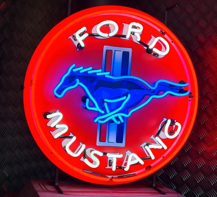 FIFTIES SIXTIES NEONVERLICHTING FORD MUSTANG MET ACHTERPLAAT, Verzamelen, Automaten | Overige, Nieuw, Ophalen