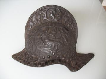 Antieke Morion Smeedijzeren helm met kuif mythologische scen beschikbaar voor biedingen