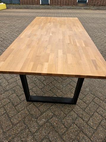 Massief houten eettafel met stalen onderstel beschikbaar voor biedingen