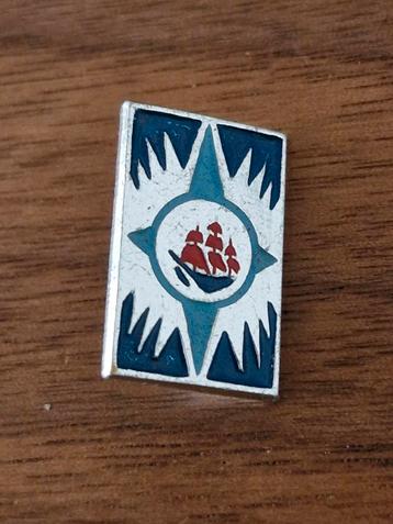 R 048 Vintage Speldje Kompas Zeilboot USSR  beschikbaar voor biedingen