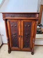 Antieke kast met houtsnijwerk, Ophalen