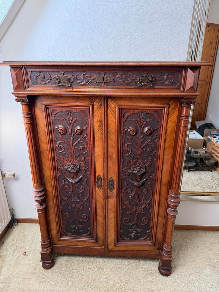 Antieke kast met houtsnijwerk, Antiek en Kunst, Antiek | Meubels | Kasten, Ophalen