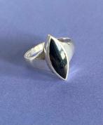 Zilveren ring met zwarte steen, Gebruikt, Ophalen of Verzenden, 17 tot 18, Met edelsteen
