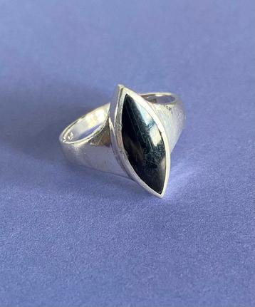 Zilveren ring met zwarte steen beschikbaar voor biedingen