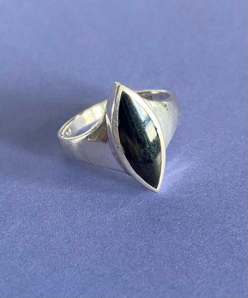Zilveren ring met zwarte steen, Sieraden, Tassen en Uiterlijk, Ringen, Gebruikt, Dame, 17 tot 18, Zilver, Zilver, Met edelsteen