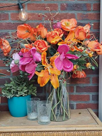 Groot boeket zijden bloemen beschikbaar voor biedingen