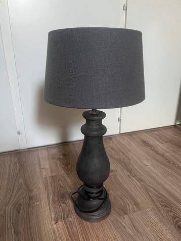 Landelijke lamp houten voet grijs beschikbaar voor biedingen