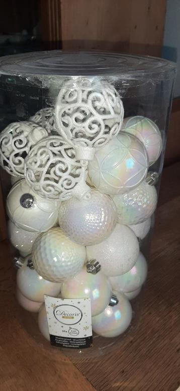 37 kerstballen beschikbaar voor biedingen