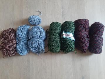 Verschillende kleuren bolletjes garen beschikbaar voor biedingen