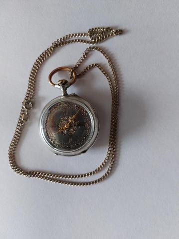 Hanghorloge met ketting { 1910 } beschikbaar voor biedingen