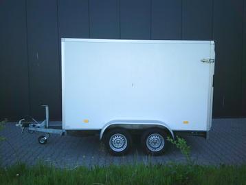 Gesloten tandemasser met zijdeur en achterklep. Hapert beschikbaar voor biedingen
