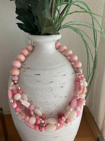 Ketting met 6 strengen roze (half) edelsteen kralen beschikbaar voor biedingen