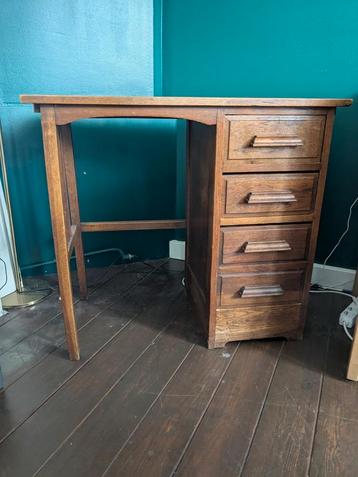 Klein houten bureau beschikbaar voor biedingen