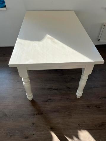 Eettafel wit beschikbaar voor biedingen