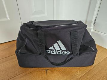 Sporttas van het merk Adidas beschikbaar voor biedingen