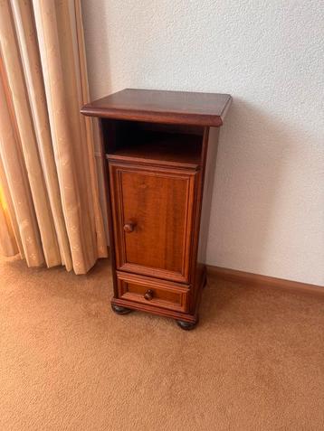 Houten kastje met deur en lade beschikbaar voor biedingen