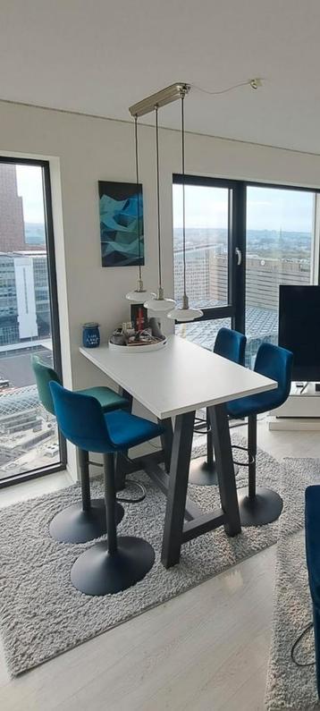 Prachtige stevige bartafel van Red Living, v.a. 50 euro beschikbaar voor biedingen