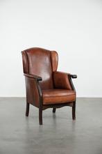Klassieke vintage schapenleren en houten oorfauteuil, Huis en Inrichting, Ophalen, Gebruikt, ., .