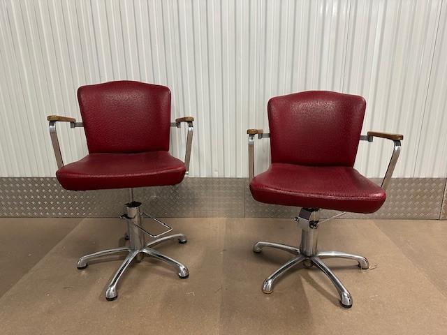 Twee authentieke kappersstoelen, Huis en Inrichting, Stoelen, Gebruikt, Twee, Overige materialen, Rood, Ophalen