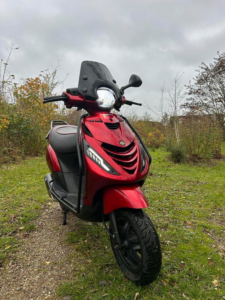 Piaggio Zip 50cc Full Option in Candy Red, Fietsen en Brommers, Scooters | Piaggio, Gebruikt, Zip, Benzine, Ophalen