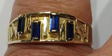 Gouden ring met vier blauwe saffieren beschikbaar voor biedingen