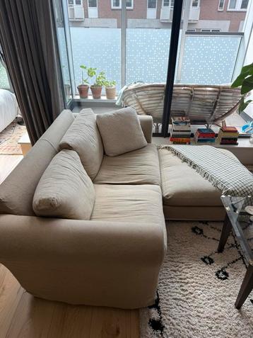 Beige bank met poef