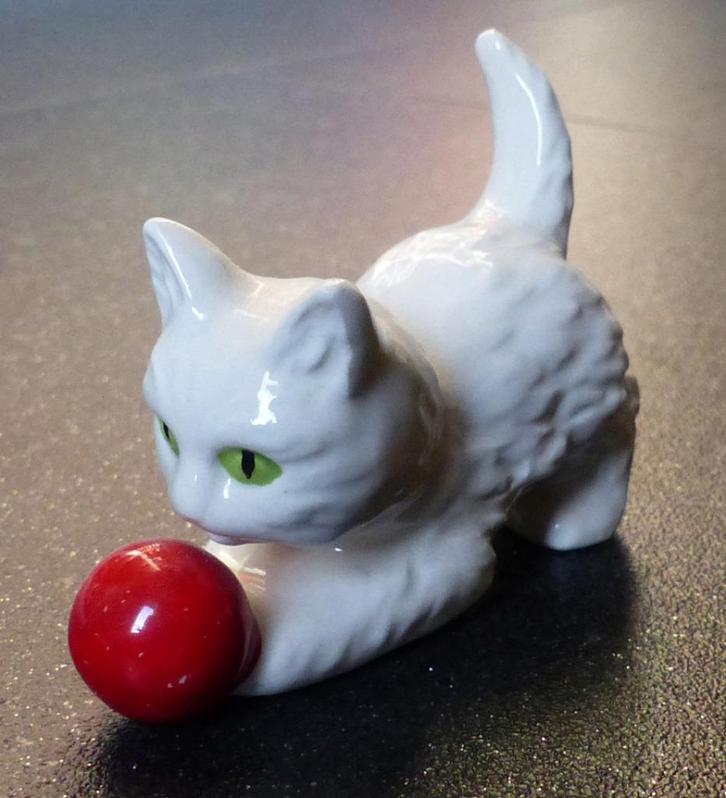 Goebel CK364 5/0 beeldje poes met bal poezenbeeldje wit, Verzamelen, Beelden en Beeldjes, Gebruikt, Dier, Ophalen of Verzenden
