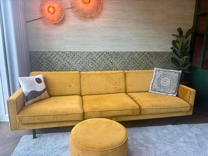 Sissy Boy Bank + Hocker - Okergeel Velvet, Huis en Inrichting, Banken | Bankstellen, Zo goed als nieuw, Rechte bank, Driepersoons