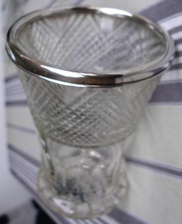 ﻿ANTIEK KRISTAL VAAS MET HOLLANDS ZILVER KRAAG - wvq beschikbaar voor biedingen