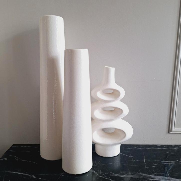 Mooie crème kleurige tube buis vazen van Lifestyle, Huis en Inrichting, Woonaccessoires | Vazen, Zo goed als nieuw, Wit, Minder dan 50 cm