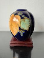 Antiek Japans vaasje donkerblauw met druiven, Ophalen of Verzenden