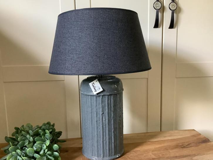NIEUW grijze kruik lamp, lampenvoet met kap tafellamp, Huis en Inrichting, Lampen | Tafellampen, Nieuw, Ophalen